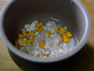 南瓜山药焖饭（辅食）,将浸泡大米的水倒掉，重新注入清水（要比平时煮饭的水量多一点）再将山药、南瓜和鸡肉均匀的铺在大米上面