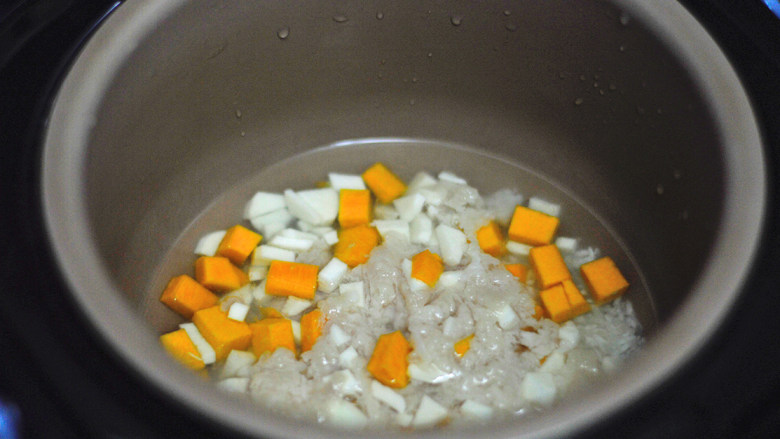 南瓜山药焖饭（辅食）,放入电饭锅中，启动煮饭功能