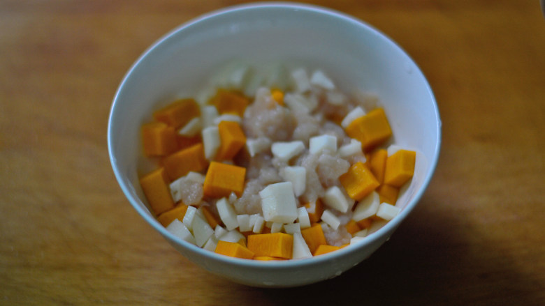 南瓜山药焖饭（辅食）,夹去腌制的姜片，将南瓜与山药一起放入鸡肉碗中