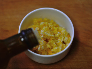 南瓜山药焖饭（辅食）,盛入碗中，调入1茶匙橄榄油