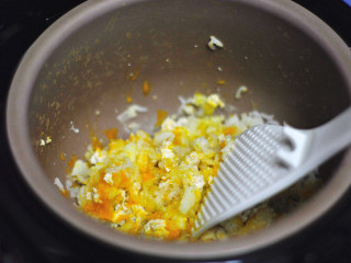 南瓜山药焖饭（辅食）,米饭程序结束后，打开盖子，用勺子翻拌均匀
