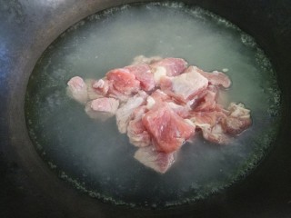 自制咖喱牛肉饭,锅里烧水，把牛肉放进去煮。