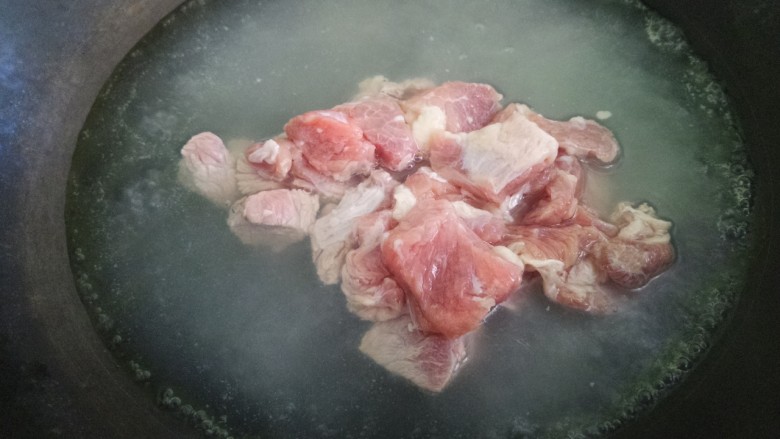 自制咖喱牛肉饭,锅里烧水，把牛肉放进去煮。
