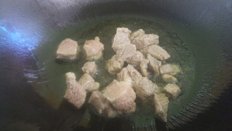 自制咖喱牛肉饭,把牛肉放进去炒。