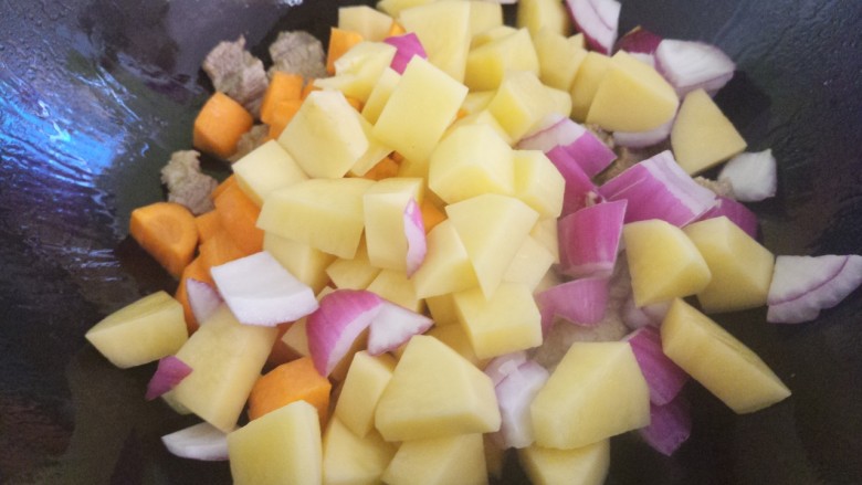 自制咖喱牛肉饭,然后再加入土豆胡萝卜和洋葱。