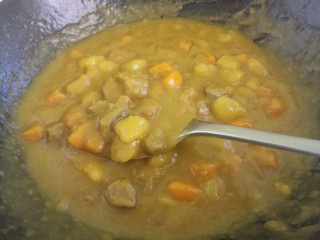 自制咖喱牛肉饭,把土豆和胡萝卜炖软烂就可以出锅了。