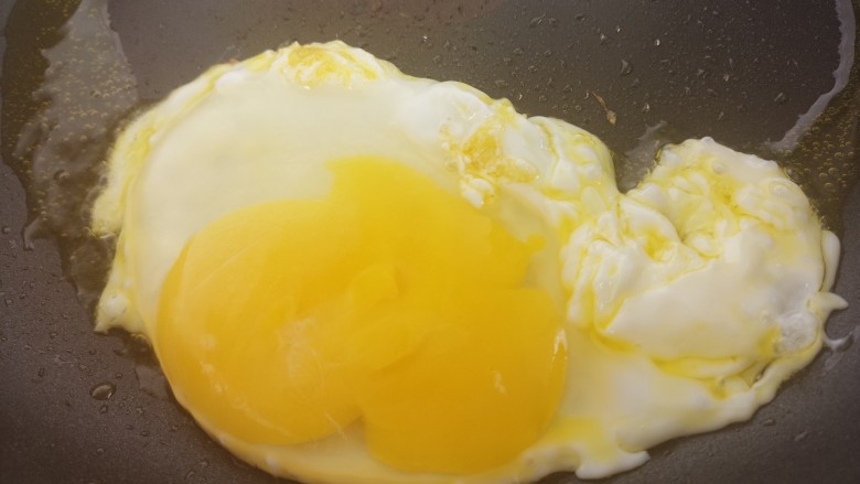 煎蛋三明治,接着锅里热油，把鸡蛋煎熟。
