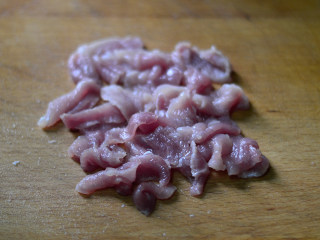 木耳山药炒肉片,猪肉切成薄片