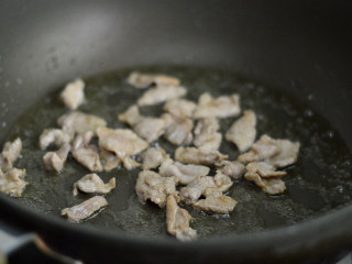 木耳山药炒肉片,锅里烧热油，先放入肉片划炒至变色
