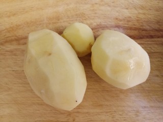 土豆炖排骨,土豆去皮洗净。