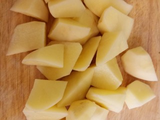 土豆炖排骨,土豆切块。