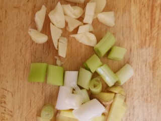 土豆炖排骨,切好葱姜蒜。