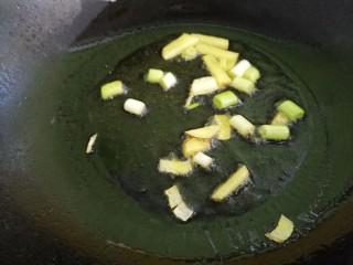 土豆炖排骨,把葱姜蒜爆香。