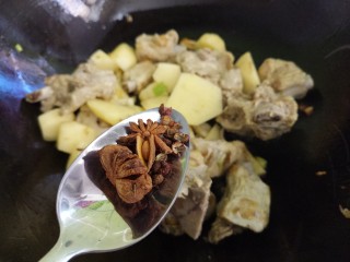 土豆炖排骨,再加入花椒和八角。