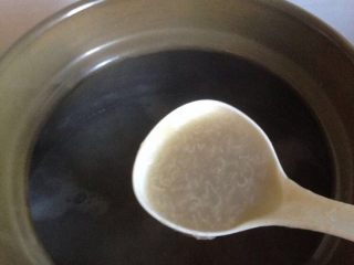 快手早餐   皮蛋瘦肉粥,大米洗净，放入锅内加入清水煲沸，再放入切开的皮蛋中火煲1小时