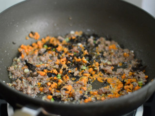 蔬菜肉丁面,加入木耳和胡萝卜丁翻炒一会
