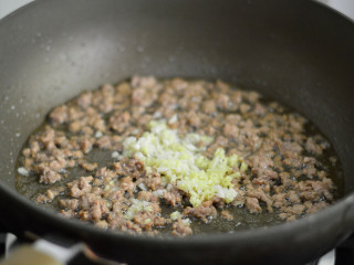 蔬菜肉丁面,炒至肉沫变色后加入姜蒜，翻炒均匀