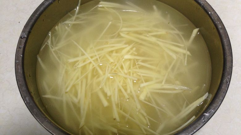 酸辣土豆丝,
用清水将切好的土豆丝清洗2-3遍洗去淀粉