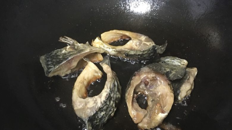 熏鱼,把腌制好的鱼放到锅里炸两遍，直到炸透，炸脆