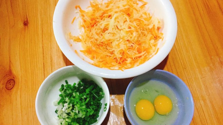 快手早餐  胡萝卜土豆丝鸡蛋饼,将胡萝卜，土豆洗净刨丝，混合好，香葱切小，土鸡蛋打开。