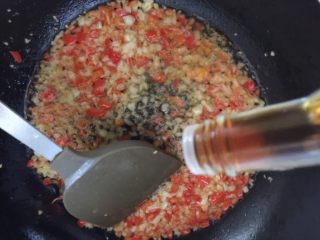 腌黄瓜,锅里倒适量蒸鱼鲜调味汁