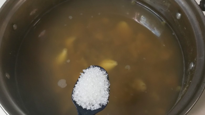 快手小食   去火百合绿豆汤,放入适量糖搅化