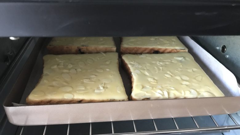 熔岩乳酪吐司片,再送入预热好的烤箱里中层180度上下火约15分钟，烤至表面起泡鼓起微焦就好