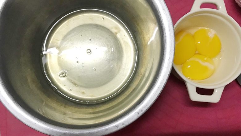 快手小食  古早味纸杯蛋糕,蛋黄蛋白分开。蛋白盆需无水无油。
同时烤箱170℃预热。