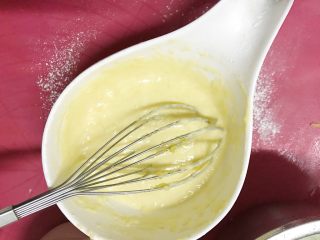 快手小食  古早味纸杯蛋糕,面糊倒入牛奶拌匀后，再加入蛋黄拌匀成细腻的蛋黄糊。不能过度搅拌。