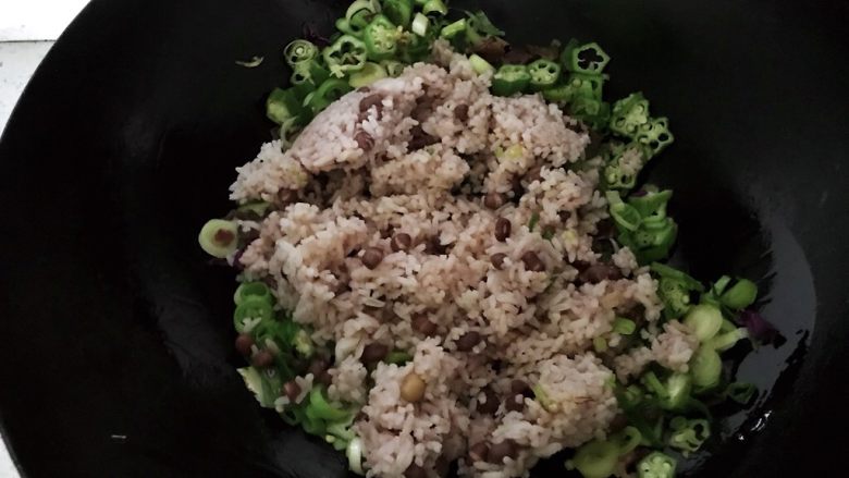 瘦身美食--秋葵牛肉炒饭,加入米饭同炒。