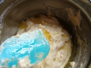 猫咪棒棒糖蛋糕,拌好后把融化的黄油淋在搅拌刀上，让其自然的流向蛋糊表面，然后再用搅拌刀翻拌均。