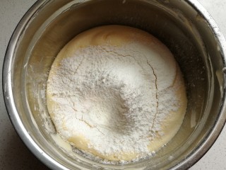 猫咪棒棒糖蛋糕,再筛入低筋面粉和泡打粉，用搅拌刀翻拌均匀。
