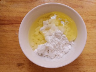 软炸里脊,把淀粉放入碗中，加入一个蛋清。