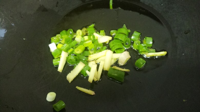香辣鳕鱼,然后另起锅，加入葱和姜炒。