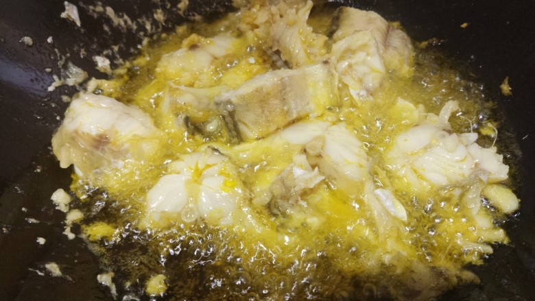 香辣鳕鱼,炸十几分钟左右，把鳕鱼炸至金黄即可。