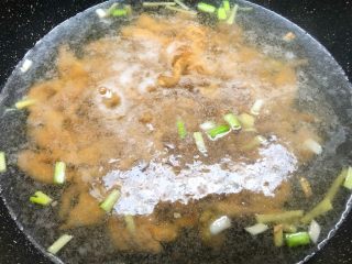 快手正餐 紫菜肉片汤,锅里放入1500ml水烧开，放入葱白和姜丝煮1分钟,放入腌制好的瘦肉煮2分钟