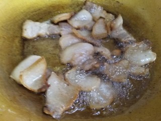 回锅肉,锅内少许油五花肉下锅煸出多余的油脂
