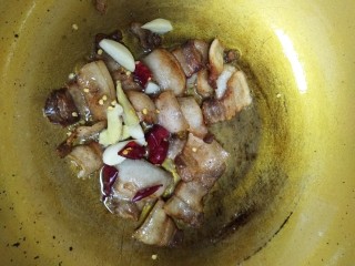 回锅肉,炒出油脂后锅内留少许底油，放入姜，蒜，干辣椒炒香