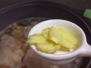 祛湿健脾: 土茯苓牛大力骨头汤,别忘了放姜片。

大火烧开，先煮几分钟，如果出现泡沫得勺走。