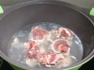祛湿健脾: 土茯苓牛大力骨头汤,适量水烧开，焯一下猪骨头，然后捞出洗干净。