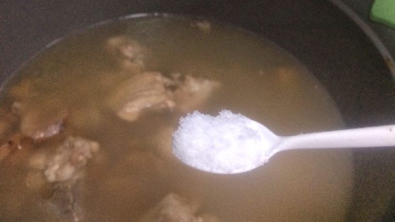 祛湿健脾: 土茯苓牛大力骨头汤,临出锅3分钟，放入适量盐调味。