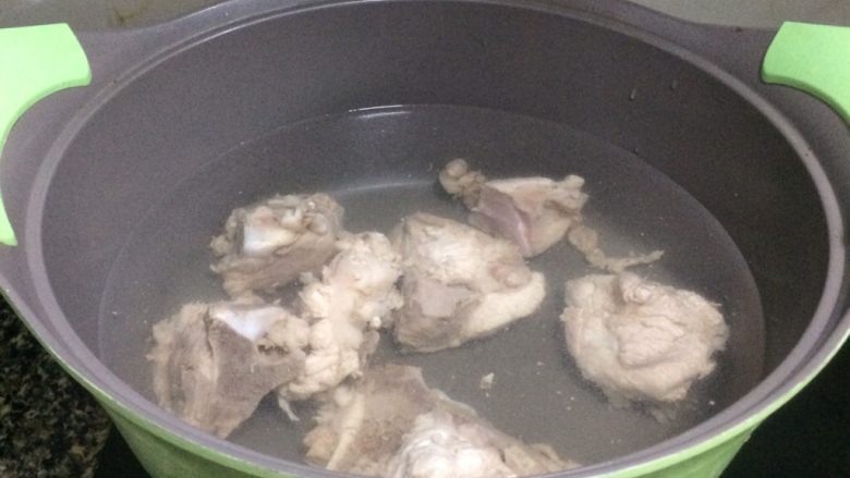 祛湿健脾: 土茯苓牛大力骨头汤,锅里装适量水，放入猪骨头。