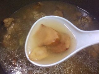 祛湿健脾: 土茯苓牛大力骨头汤,甘甜可口的祛湿健脾汤煮好啦！