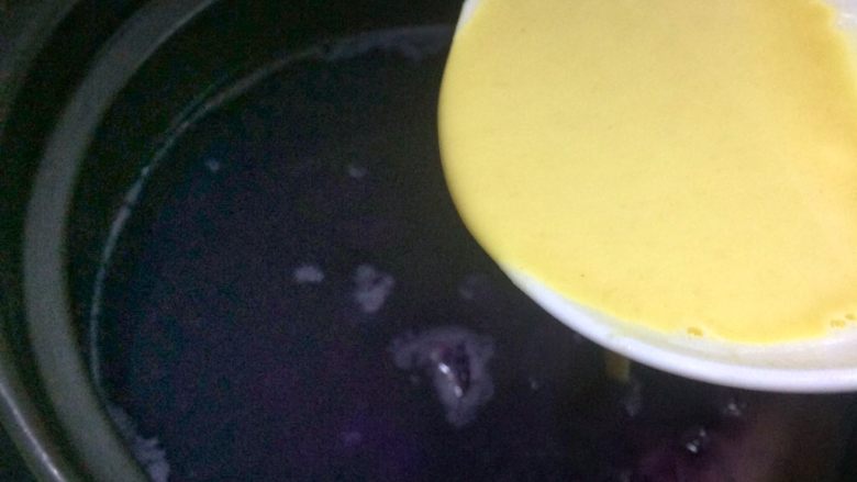 快手粗粮早餐: 紫薯玉米面粥,临倒入锅前，搅拌一下玉米面糊再倒入锅中，转小火。