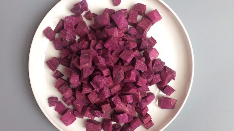 快手粗粮早餐: 紫薯玉米面粥,切小粒，比较快熟。