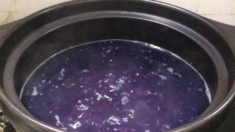 快手粗粮早餐: 紫薯玉米面粥,没一会就变成一锅紫色。