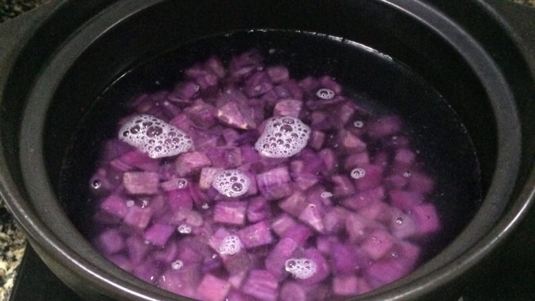 快手粗粮早餐: 紫薯玉米面粥,适量水与紫薯粒放入锅中大火煮开。
