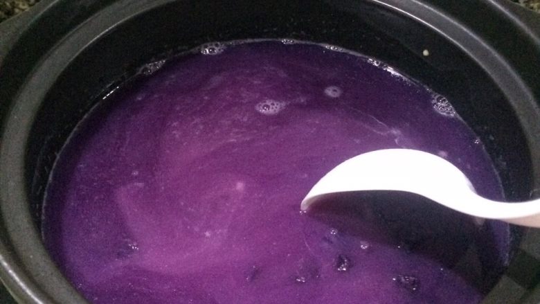 快手粗粮早餐: 紫薯玉米面粥,边倒入玉米面糊，不停地划圈搅拌。

小贴士：

加入玉米面糊后，粥水变得浓稠，容易糊锅。不停搅拌可有效防止粘锅。