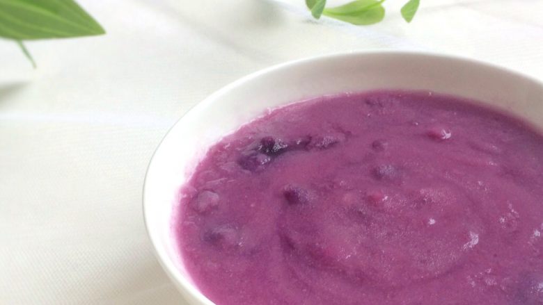 快手粗粮早餐: 紫薯玉米面粥,粥稍微晾凉后，变得略浓稠些。

其实煮的时候可以用汤勺将紫薯压成蓉，这样的话无论外表和口感都很像思慕雪。