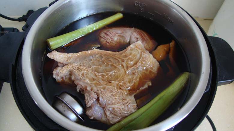 财源滚滚：酱牛肉,牛肉放入高压锅，倒入煮好的酱汁，压制30分钟